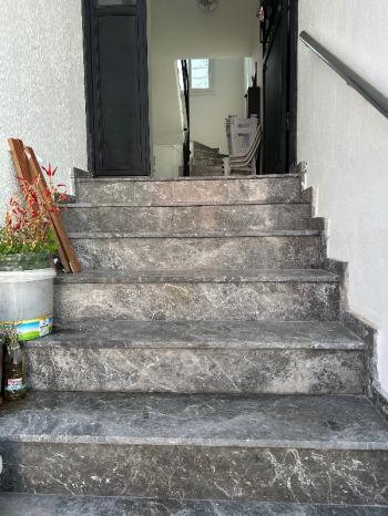 Çeşme Reisdere’de Sezonluk Kiralık 1+1 Lüks Eşyalı Daire