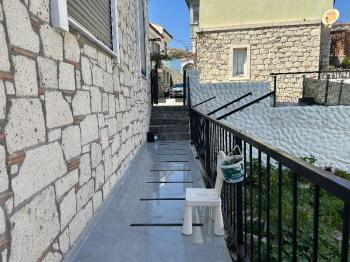 Çeşme Reisdere’de Sezonluk Kiralık 1+1 Lüks Eşyalı Daire