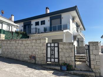 Çeşme Alaçatı ‘da  Sezonluk Kiralık Turizm Konaklama Sertifikalı 5+2 Havuzlu Triplex Villa