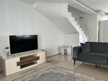 Çeşme Alaçatı ‘da  Sezonluk Kiralık Turizm Konaklama Sertifikalı 5+2 Havuzlu Triplex Villa
