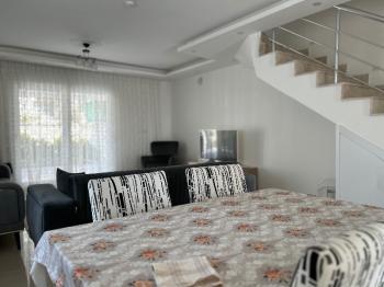 Çeşme Alaçatı ‘da  Sezonluk Kiralık Turizm Konaklama Sertifikalı 5+2 Havuzlu Triplex Villa