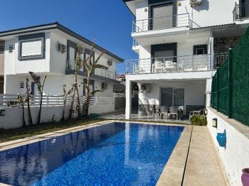 Çeşme Alaçatı ‘da  Sezonluk Kiralık Turizm Konaklama Sertifikalı 5+2 Havuzlu Triplex Villa