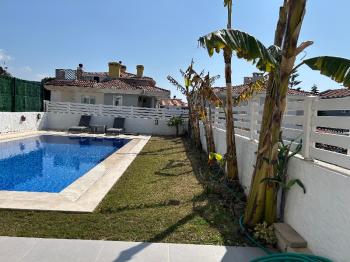 Çeşme Alaçatı ‘da  Sezonluk Kiralık Turizm Konaklama Sertifikalı 5+2 Havuzlu Triplex Villa