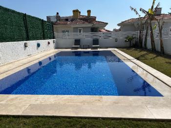 Çeşme Alaçatı ‘da  Sezonluk Kiralık Turizm Konaklama Sertifikalı 5+2 Havuzlu Triplex Villa