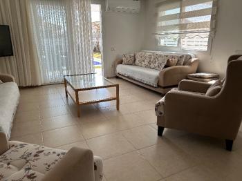 Çeşme Alaçatı ‘da  Sezonluk Kiralık Turizm Konaklama Sertifikalı 5+2 Havuzlu Triplex Villa