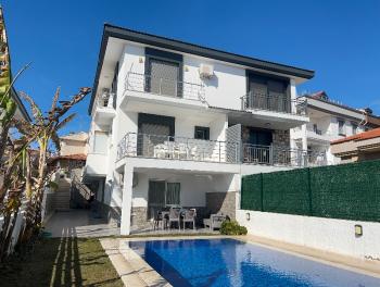 Çeşme Alaçatı ‘da  Sezonluk Kiralık Turizm Konaklama Sertifikalı 5+2 Havuzlu Triplex Villa
