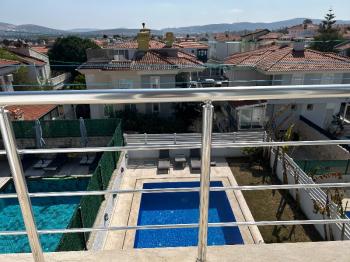 Çeşme Alaçatı ‘da  Sezonluk Kiralık Turizm Konaklama Sertifikalı 5+2 Havuzlu Triplex Villa