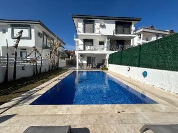 Çeşme Alaçatı ‘da  Sezonluk Kiralık Turizm Konaklama Sertifikalı 5+2 Havuzlu Triplex Villa