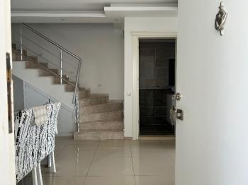 Çeşme Alaçatı ‘da  Sezonluk Kiralık Turizm Konaklama Sertifikalı 5+2 Havuzlu Triplex Villa