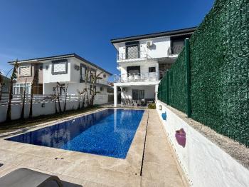 Çeşme Alaçatı ‘da  Sezonluk Kiralık Turizm Konaklama Sertifikalı 5+2 Havuzlu Triplex Villa