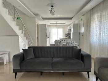 Çeşme Alaçatı ‘da  Sezonluk Kiralık Turizm Konaklama Sertifikalı 5+2 Havuzlu Triplex Villa