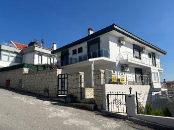 Çeşme Alaçatı’da Satılık 5+2 Havuzlu Turizm Konaklama Belgesine sahip Tripleks Villa 