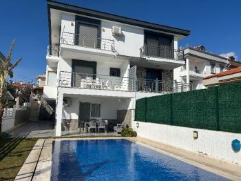 Çeşme Alaçatı’da Satılık 5+2 Havuzlu Turizm Konaklama Belgesine sahip Tripleks Villa 