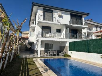 Çeşme Alaçatı’da Satılık 5+2 Havuzlu Turizm Konaklama Belgesine sahip Tripleks Villa 