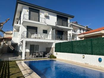 Çeşme Alaçatı’da Satılık 5+2 Havuzlu Turizm Konaklama Belgesine sahip Tripleks Villa 