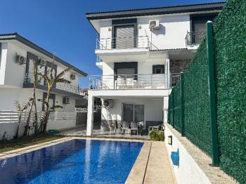Çeşme Alaçatı’da Satılık 5+2 Havuzlu Turizm Konaklama Belgesine sahip Tripleks Villa 