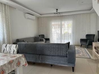 Çeşme Alaçatı’da Satılık 5+2 Havuzlu Turizm Konaklama Belgesine sahip Tripleks Villa 