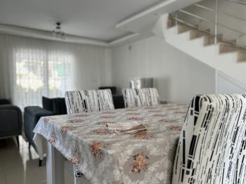 Çeşme Alaçatı’da Satılık 5+2 Havuzlu Turizm Konaklama Belgesine sahip Tripleks Villa 