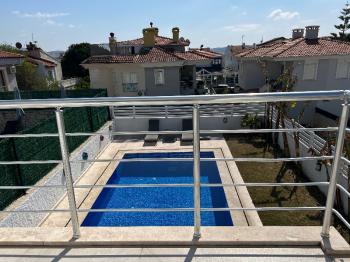 Çeşme Alaçatı’da Satılık 5+2 Havuzlu Turizm Konaklama Belgesine sahip Tripleks Villa 