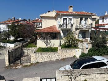 Çeşme Alaçatı’da Satılık 5+2 Havuzlu Turizm Konaklama Belgesine sahip Tripleks Villa 