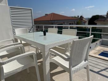 Çeşme Alaçatı’da Satılık 5+2 Havuzlu Turizm Konaklama Belgesine sahip Tripleks Villa 
