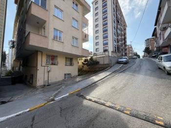 SABİHA GÖKÇENE YAKIN KONUMDA İÇİ YAPILI K.MUTFAKLI ARA KAT 2+1