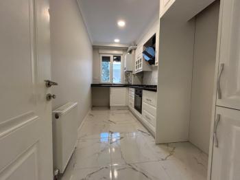 ALTINTEPE'DE BAHÇE KULLANIMLI, EBV BANYO, KAPALI MUTFAKLI 3+1