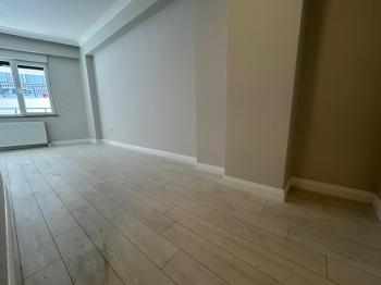 ALTINTEPE'DE BAHÇE KULLANIMLI, EBV BANYO, KAPALI MUTFAKLI 3+1