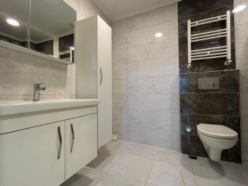 ALTINTEPE'DE BAHÇE KULLANIMLI, EBV BANYO, KAPALI MUTFAKLI 3+1