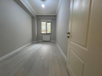 ALTINTEPE'DE BAHÇE KULLANIMLI, EBV BANYO, KAPALI MUTFAKLI 3+1