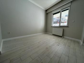 ALTINTEPE'DE BAHÇE KULLANIMLI, EBV BANYO, KAPALI MUTFAKLI 3+1