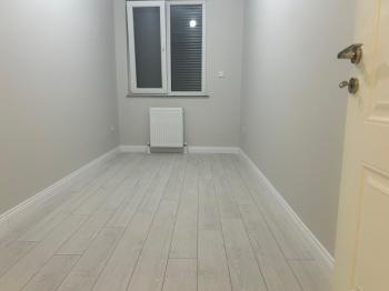 ALTINTEPE'DE BAHÇE KULLANIMLI, EBV BANYO, KAPALI MUTFAKLI 3+1