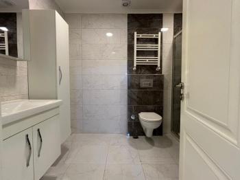 ALTINTEPE'DE BAHÇE KULLANIMLI, EBV BANYO, KAPALI MUTFAKLI 3+1
