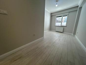 ALTINTEPE'DE BAHÇE KULLANIMLI, EBV BANYO, KAPALI MUTFAKLI 3+1