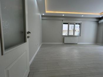 ALTINTEPE'DE BAHÇE KULLANIMLI, EBV BANYO, KAPALI MUTFAKLI 3+1