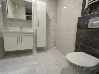 ALTINTEPE'DE BAHÇE KULLANIMLI, EBV BANYO, KAPALI MUTFAKLI 3+1