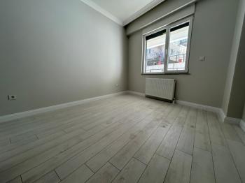 ALTINTEPE'DE BAHÇE KULLANIMLI, EBV BANYO, KAPALI MUTFAKLI 3+1