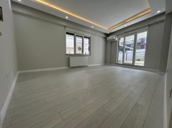 ALTINTEPE'DE BAHÇE KULLANIMLI, EBV BANYO, KAPALI MUTFAKLI 3+1