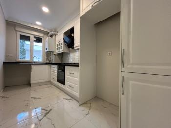 ALTINTEPE'DE BAHÇE KULLANIMLI, EBV BANYO, KAPALI MUTFAKLI 3+1