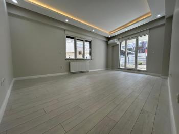 ALTINTEPE'DE BAHÇE KULLANIMLI, EBV BANYO, KAPALI MUTFAKLI 3+1
