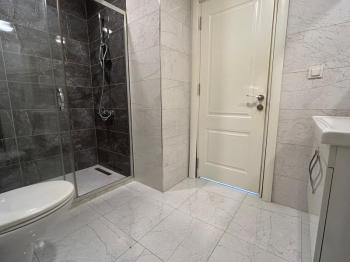 ALTINTEPE'DE BAHÇE KULLANIMLI, EBV BANYO, KAPALI MUTFAKLI 3+1