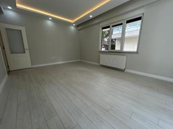 ALTINTEPE'DE BAHÇE KULLANIMLI, EBV BANYO, KAPALI MUTFAKLI 3+1