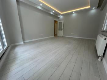ALTINTEPE'DE BAHÇE KULLANIMLI, EBV BANYO, KAPALI MUTFAKLI 3+1
