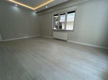ALTINTEPE'DE BAHÇE KULLANIMLI, EBV BANYO, KAPALI MUTFAKLI 3+1
