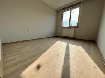 MARMARAYA 2 DK YÜRÜME MESAFESİNDE BALKONLU ARA KAT SIFIR 2+1