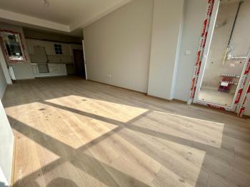 MARMARAYA 2 DK YÜRÜME MESAFESİNDE BALKONLU ARA KAT SIFIR 2+1