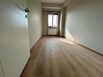 MARMARAYA 2 DK YÜRÜME MESAFESİNDE BALKONLU ARA KAT SIFIR 2+1