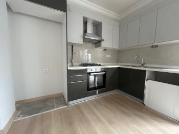 KOZYATAĞI'NDA METROYA MİNİBÜSE ÇOK YAKIN SIFIR 2+1 LÜKS DAİRE