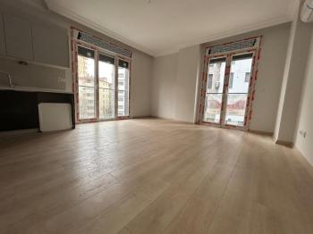 KOZYATAĞI'NDA METROYA MİNİBÜSE ÇOK YAKIN SIFIR 2+1 LÜKS DAİRE