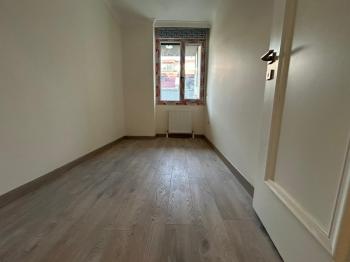BOSTANCI SAHİLE KOMŞU KONUMDA K.OTOPARKLI ARA KAT SIFIR 3+1